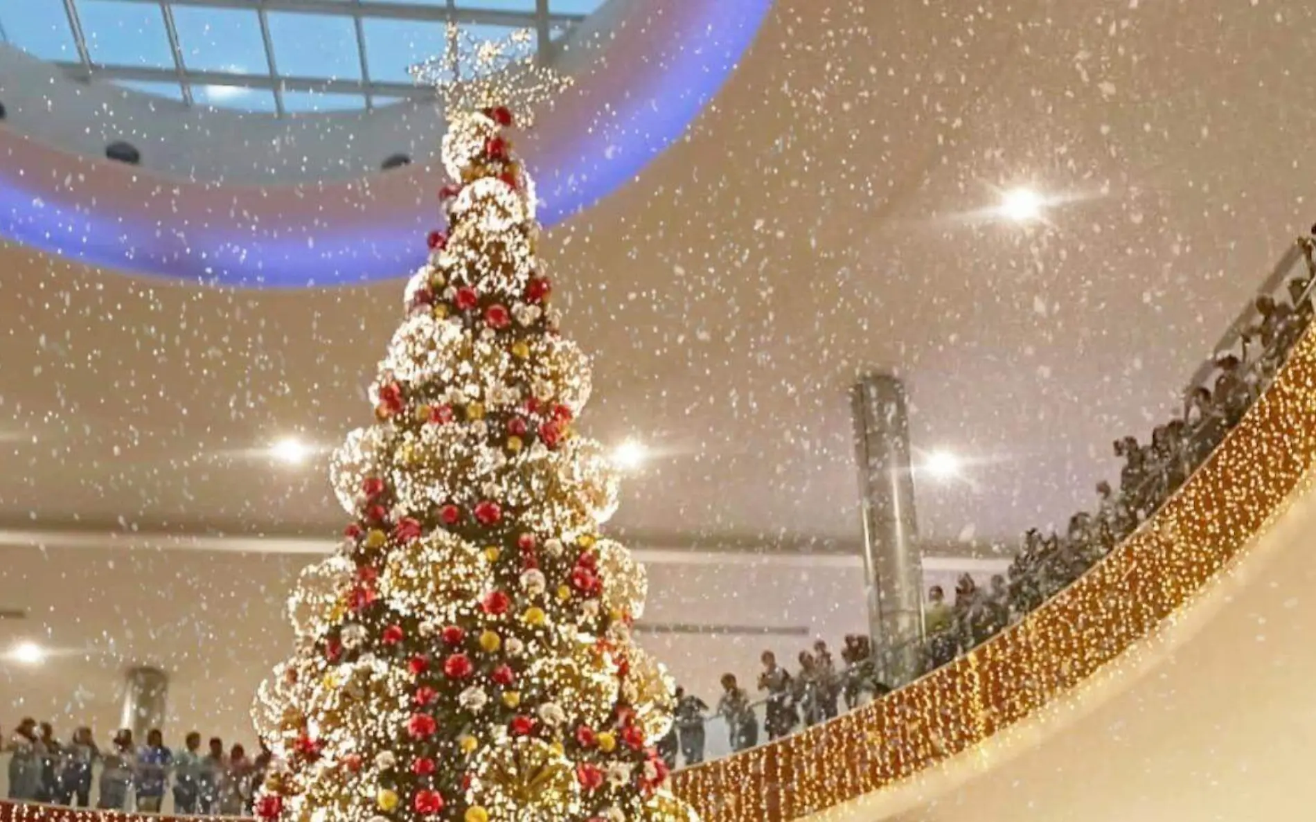 La Navidad continúa celebrándose en Altama City Center, donde seguirá cayendo nieve durante diciembre Facebook @altamamx